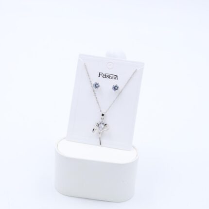 طقم حلق كريستال فضي مع سلسال بتصميم وردة