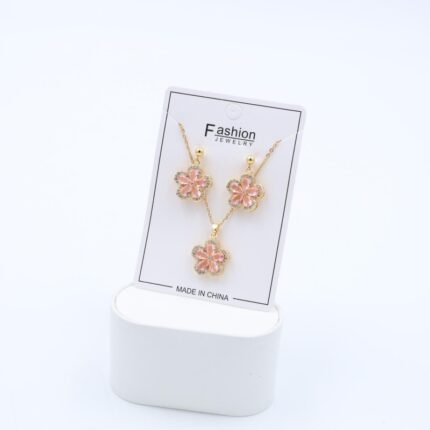 طقم حلق كرستال بتصميم وردة زهري مع سلسال بتصميم وردة كرستال زهري لون ذهبي