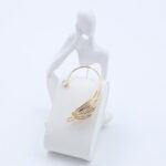 حلق ذهبي مع زركون فضي بتصميم جناح