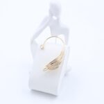 ⁦حلق ذهبي مع زركون فضي بتصميم جناح⁩ - الصورة ⁦2⁩