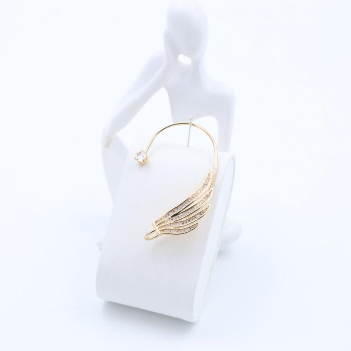 ⁦حلق ذهبي مع زركون فضي بتصميم جناح⁩ - الصورة ⁦2⁩