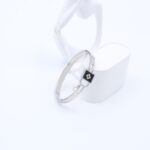 ⁦سوار لون فضي بصميم قفل ونجمة⁩ - الصورة ⁦2⁩