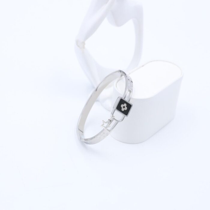 ⁦سوار لون فضي بصميم قفل ونجمة⁩ - الصورة ⁦2⁩