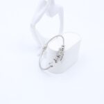 ⁦سوار لون فضي بتصميم فراشات⁩ - الصورة ⁦2⁩