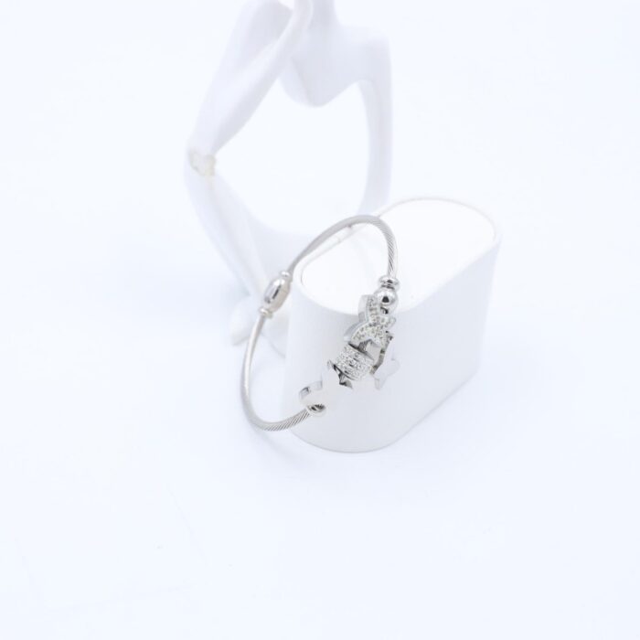 ⁦سوار لون فضي بتصميم فراشات⁩ - الصورة ⁦2⁩