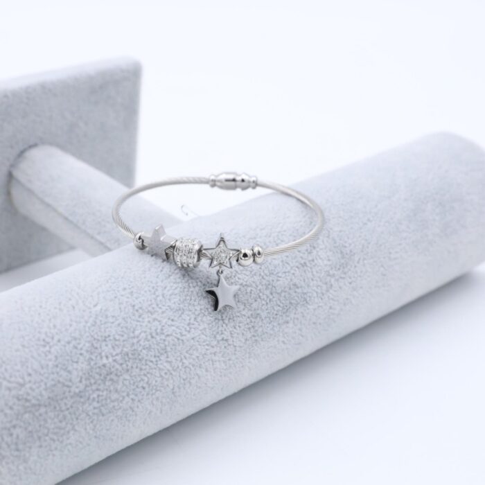 ⁦سوار لون فضي بتصميم نجوم⁩ - الصورة ⁦2⁩