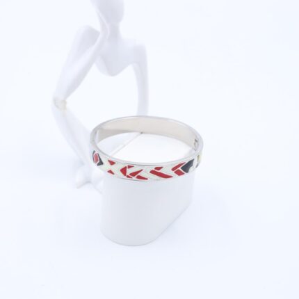 سوارعريض لون فضي بنقوش أسود وأبيض وأحمر