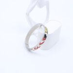 ⁦سوارعريض لون فضي بنقوش أسود وأبيض وأحمر⁩ - الصورة ⁦2⁩