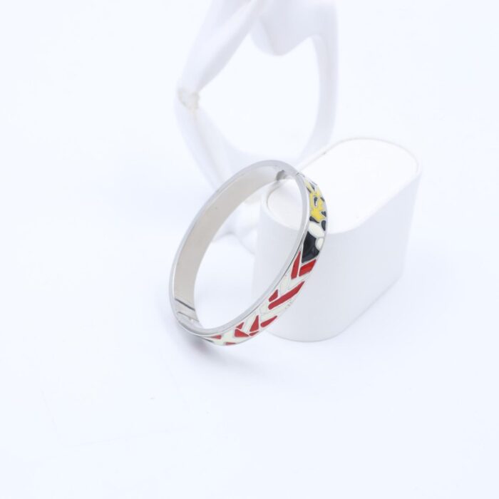 ⁦سوارعريض لون فضي بنقوش أسود وأبيض وأحمر⁩ - الصورة ⁦2⁩