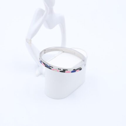 سوار لون فضي بنقوش ملونة