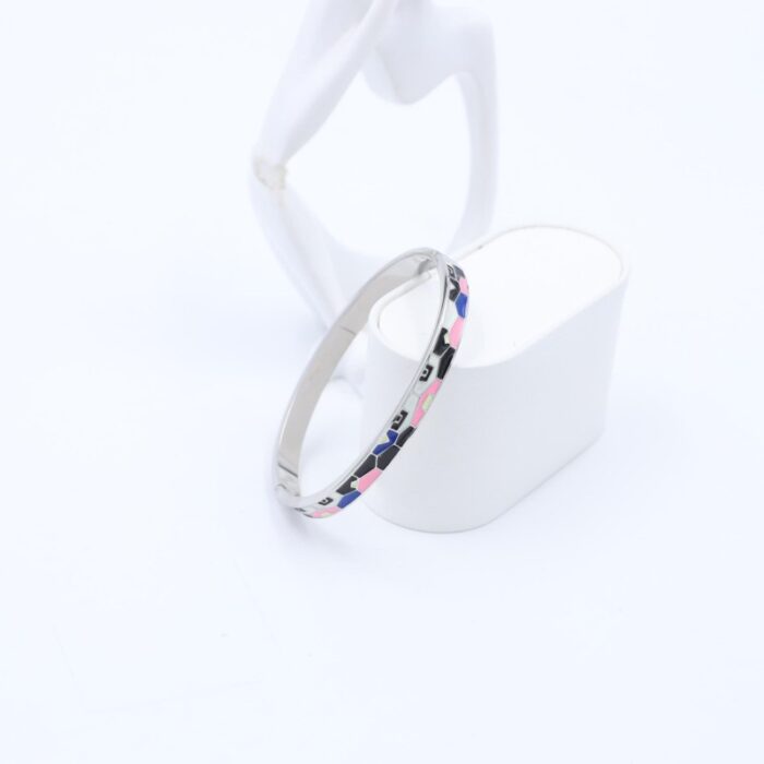 ⁦سوار لون فضي بنقوش ملونة⁩ - الصورة ⁦2⁩