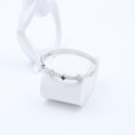 سوار لون فضي مع زركون فضي بتصميم وردات أسود وأبيض