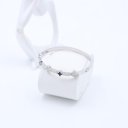 سوار لون فضي مع زركون فضي بتصميم وردات أسود وأبيض