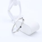 ⁦سوار لون فضي مع زركون فضي بتصميم وردات أسود وأبيض⁩ - الصورة ⁦2⁩