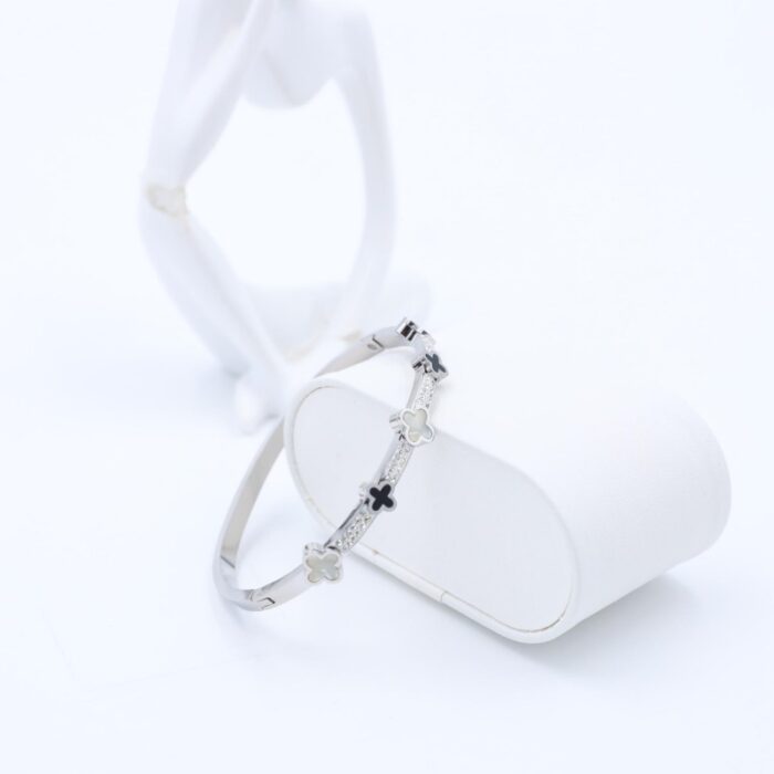 ⁦سوار لون فضي مع زركون فضي بتصميم وردات أسود وأبيض⁩ - الصورة ⁦2⁩