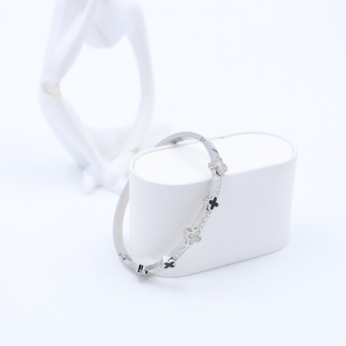 ⁦سوار لون فضي مع زركون فضي بتصميم وردات أسود وأبيض⁩ - الصورة ⁦3⁩