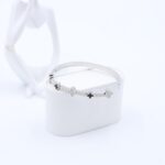 ⁦سوار لون فضي مع زركون فضي بتصميم وردات أسود وأبيض⁩ - الصورة ⁦4⁩