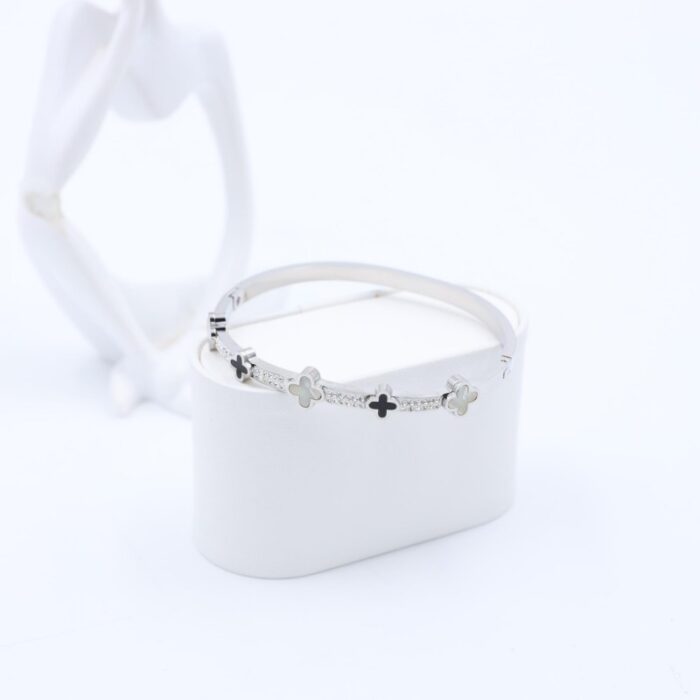 ⁦سوار لون فضي مع زركون فضي بتصميم وردات أسود وأبيض⁩ - الصورة ⁦4⁩