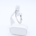 ⁦سوار لون فضي مع زركون فضي بتصميم وردات أسود وأبيض⁩ - الصورة ⁦5⁩