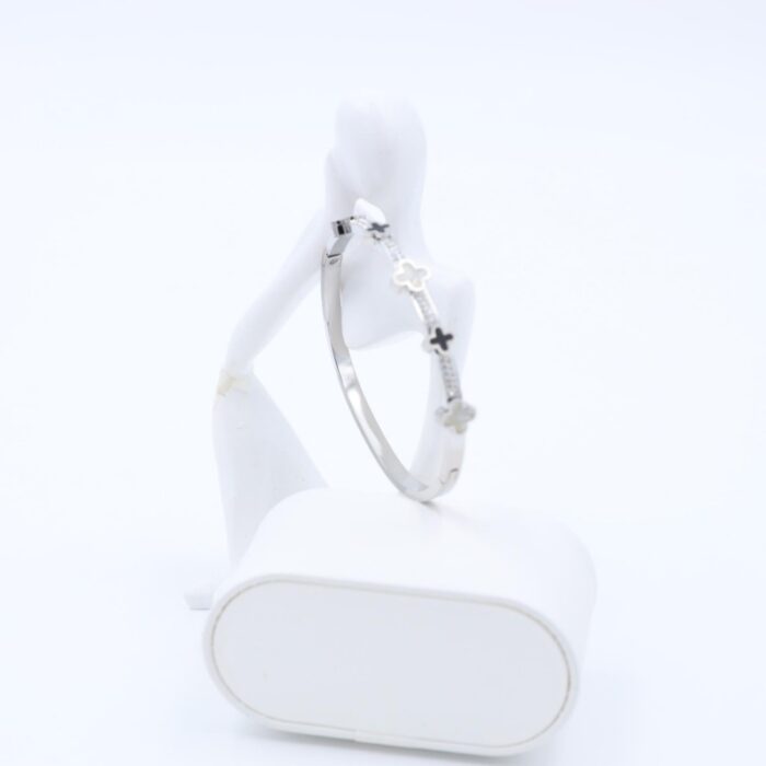 ⁦سوار لون فضي مع زركون فضي بتصميم وردات أسود وأبيض⁩ - الصورة ⁦5⁩