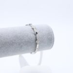 ⁦سوار لون فضي مع زركون فضي بتصميم وردات أسود وأبيض⁩ - الصورة ⁦7⁩