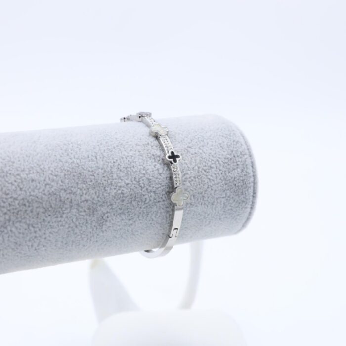 ⁦سوار لون فضي مع زركون فضي بتصميم وردات أسود وأبيض⁩ - الصورة ⁦7⁩