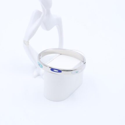 سوار عريضه لون فضي بنقوش أزرق