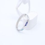 ⁦سوار عريضه لون فضي بنقوش أزرق⁩ - الصورة ⁦2⁩