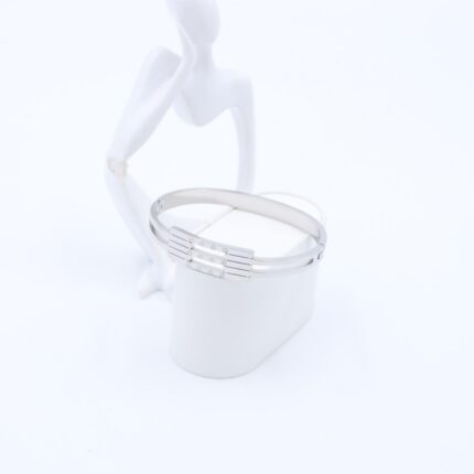 سوار لون فضي