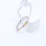 ⁦سوار عريضه لون فضي بنقوش أخضر وأبيض وزهري⁩ - الصورة ⁦2⁩