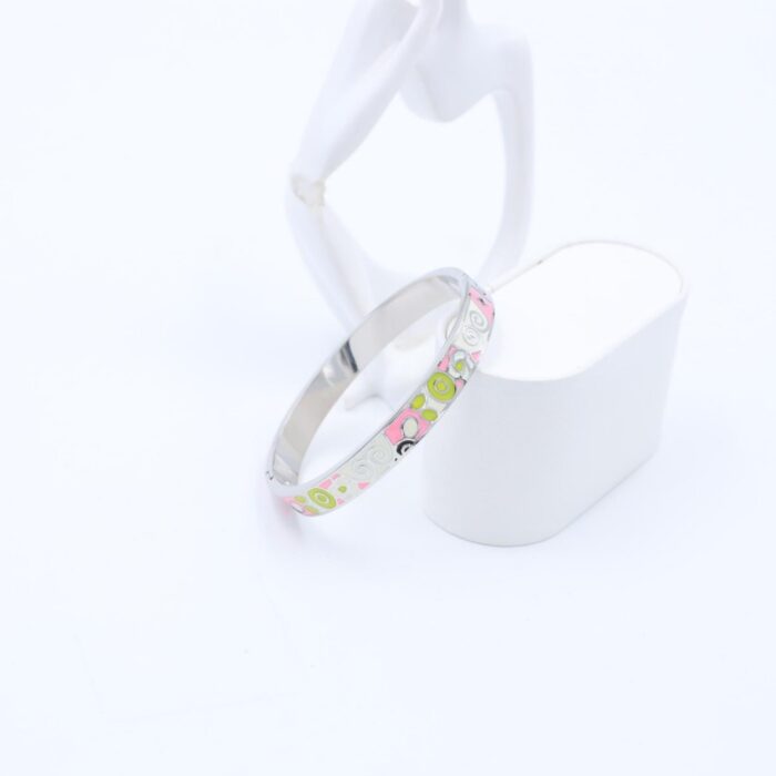 ⁦سوار عريضه لون فضي بنقوش أخضر وأبيض وزهري⁩ - الصورة ⁦2⁩