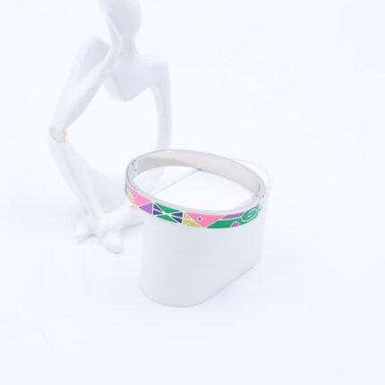 سوار عريض لون فضي بنقوش ملونة