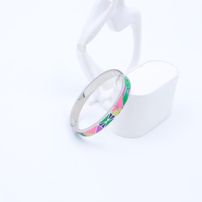 ⁦سوار عريض لون فضي بنقوش ملونة⁩ - الصورة ⁦2⁩