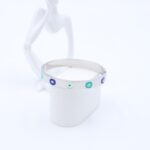 سوار عريض لون فضي بتصميم عيون