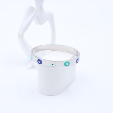 سوار عريض لون فضي بتصميم عيون