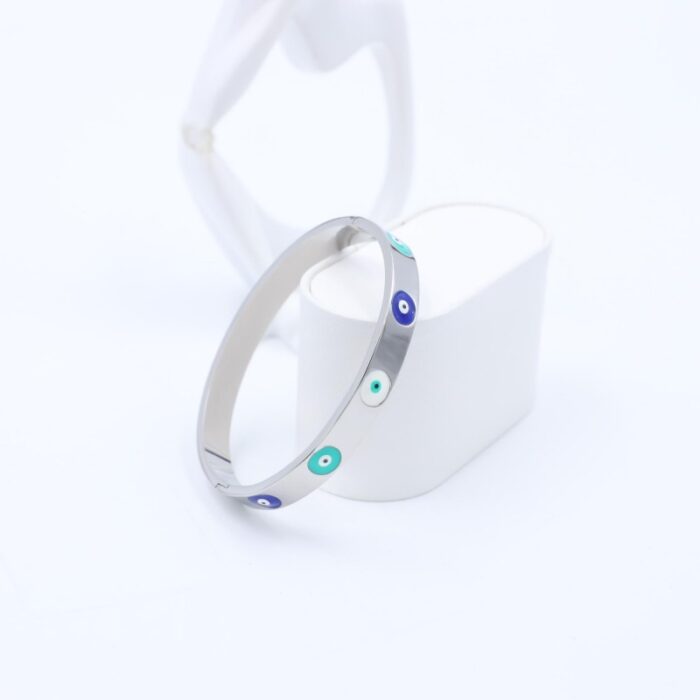 ⁦سوار عريض لون فضي بتصميم عيون⁩ - الصورة ⁦2⁩