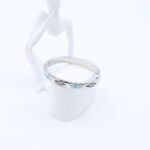 سوار عريض لون فضي بنقوش أزرق