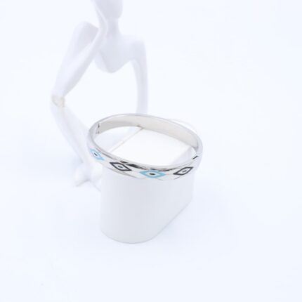 سوار عريض لون فضي بنقوش أزرق