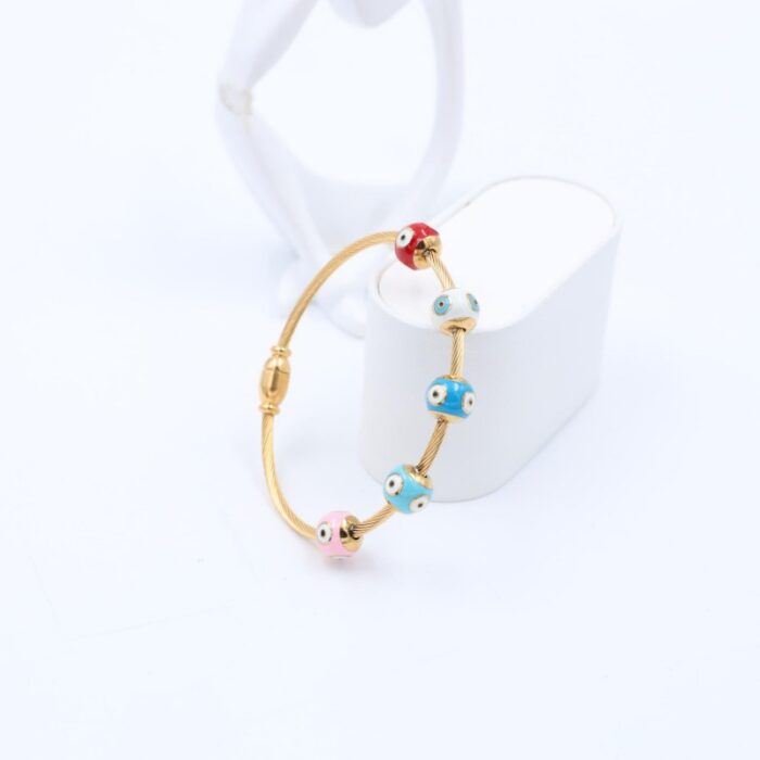 ⁦سوار لون ذهبي بتصميم كرات ملونة⁩ - الصورة ⁦2⁩