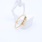 ⁦سوار لون ذهبي بتفاصيل فراشات وكرات⁩ - الصورة ⁦2⁩