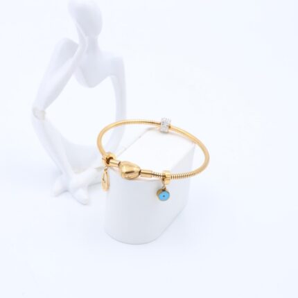 سوار لون ذهبي مع تفاصيل قلب وعين وكف