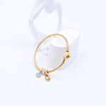 ⁦سوار لون ذهبي مع تفاصيل قلب وعين وكف⁩ - الصورة ⁦3⁩