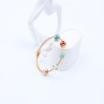 ⁦سوار لون ذهبي بتصميم كرات ملونة⁩ - الصورة ⁦2⁩