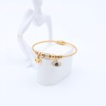 ⁦سوار لون ذهبي بتصميم عين من الزركون وكرات⁩ - الصورة ⁦2⁩