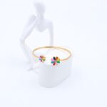 سوار مفتوح لون ذهبي تصميم وردات ملونة