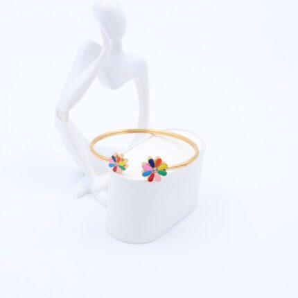 سوار مفتوح لون ذهبي تصميم وردات ملونة