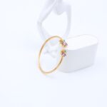 ⁦سوار مفتوح لون ذهبي تصميم وردات ملونة⁩ - الصورة ⁦2⁩