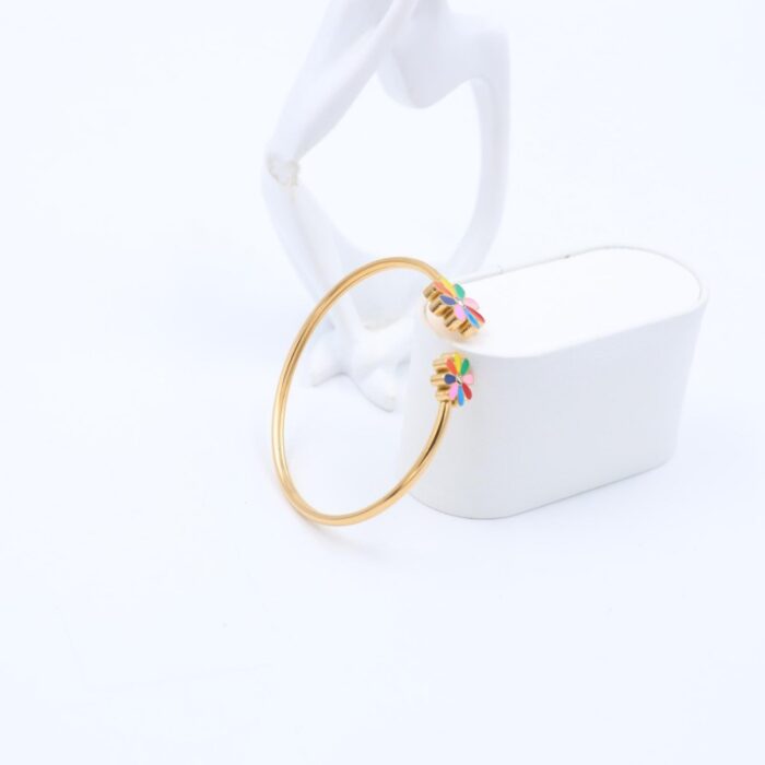 ⁦سوار مفتوح لون ذهبي تصميم وردات ملونة⁩ - الصورة ⁦2⁩