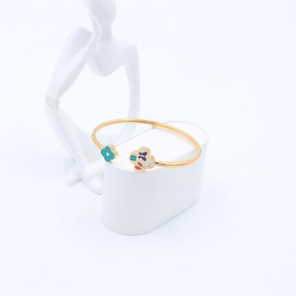 سوار مفتوح لون ذهبي بتصميم وردة برسيم ملونة