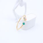 ⁦سوار مفتوح لون ذهبي بتصميم وردة برسيم ملونة⁩ - الصورة ⁦2⁩